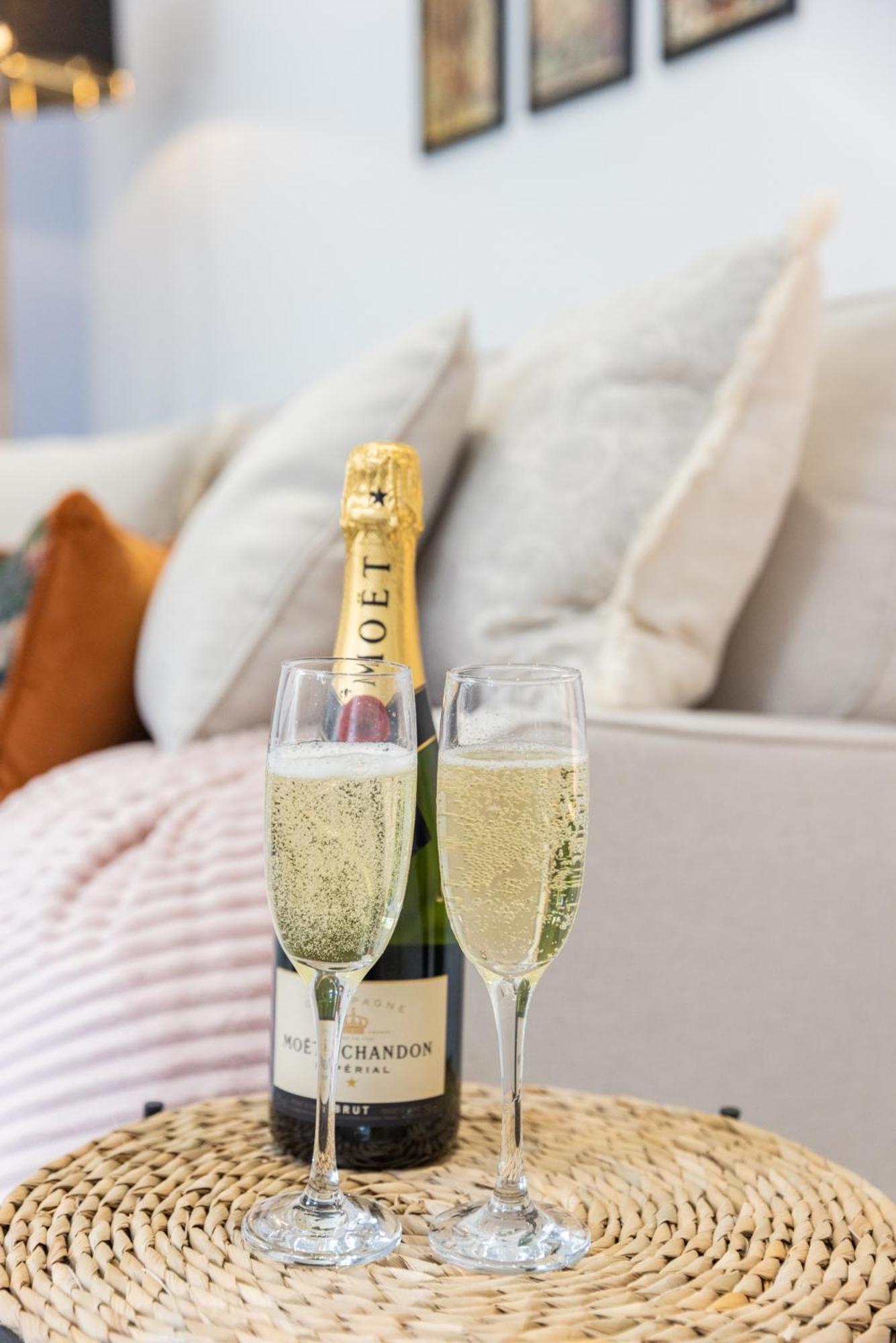 Ferienhaus Haven - Stylish, Cosy, Canal Side, Pet Friendly *