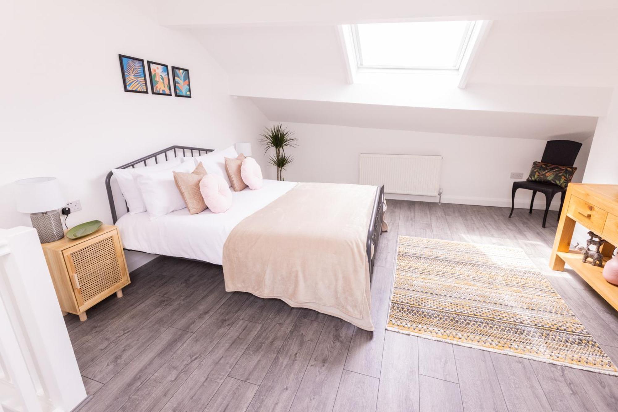 Haven - Stylish, Cosy, Canal Side, Pet Friendly Holiday home *
